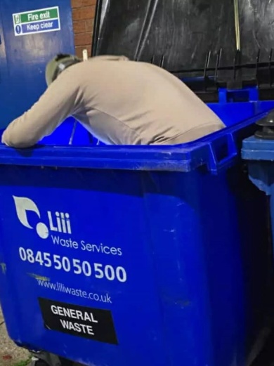 英国男子靠翻垃圾箱月入600英镑，捡到名牌包、古董珠宝