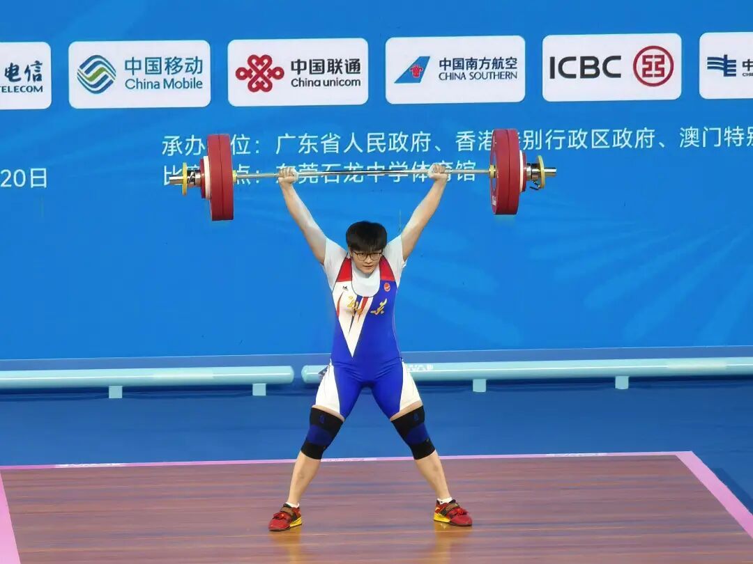 举重项目一天诞生两项超世界纪录，广东“女力士”彭翠婷81公斤级夺金