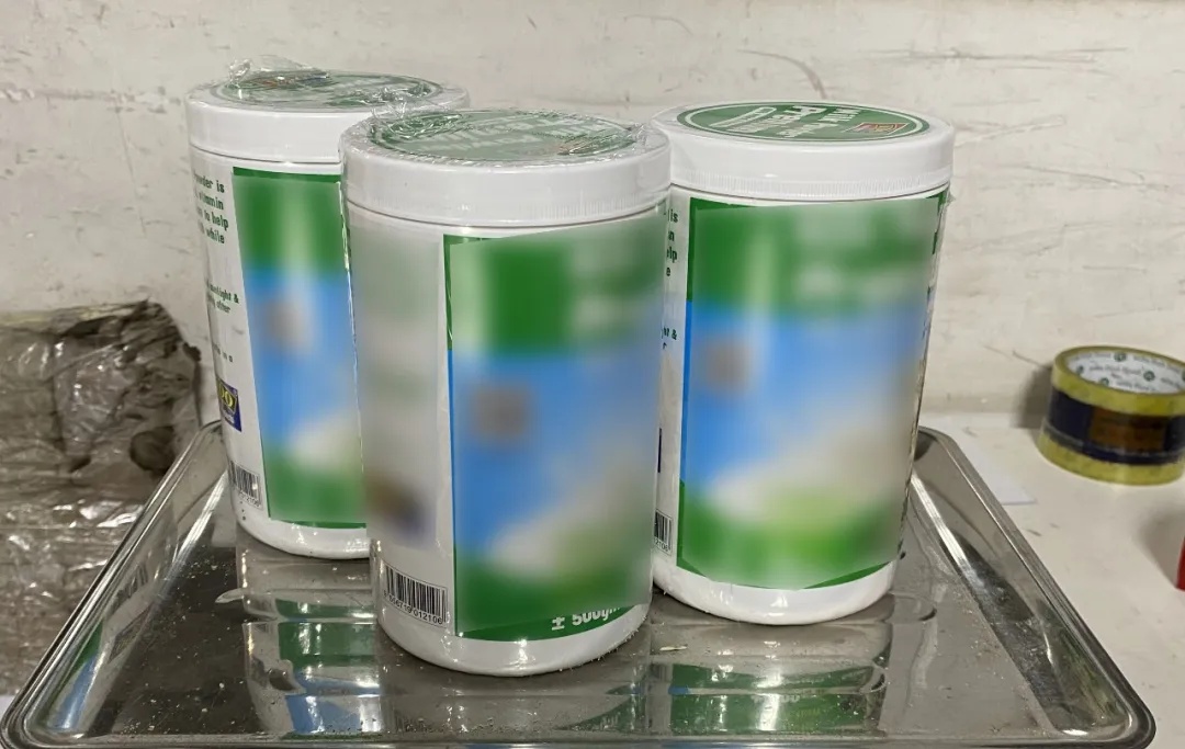 广州海关在“猫玩具”里查获一批粉白色块状物品，经鉴定含有毒品