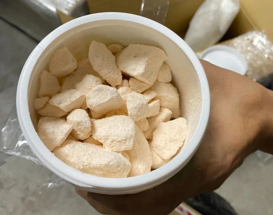 广州海关在“猫玩具”里查获一批粉白色块状物品，经鉴定含有毒品