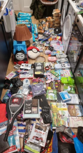 英国男子靠翻垃圾箱月入600英镑，捡到名牌包、古董珠宝