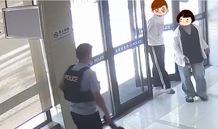 "警察同志,我要举报我女朋友!" "警察同志,我要举报我女朋友!"