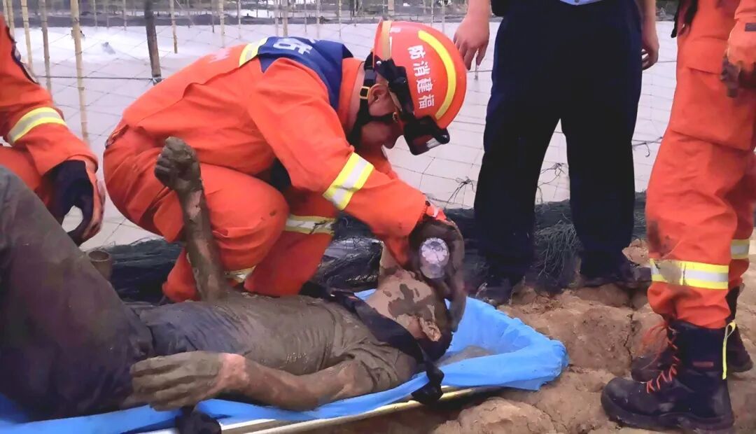 惊险！男子深陷淤泥“魔掌”近20小时