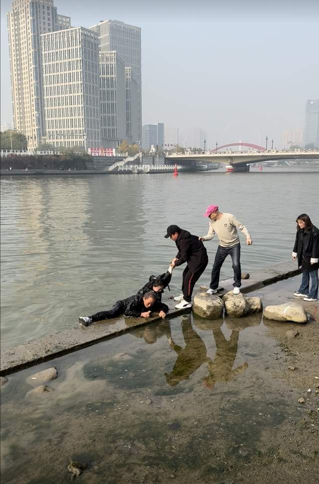 天津一女子不慎掉进河中，两位65岁老人跳水救人