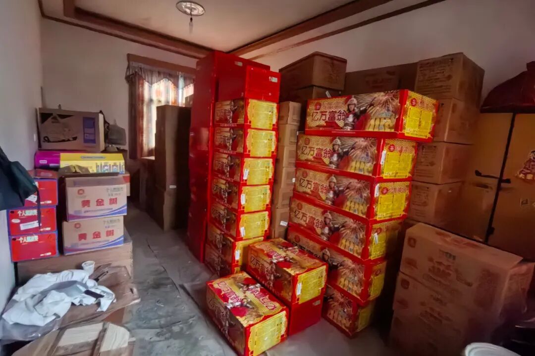 密密麻麻！女子囤2800公斤“年货”惊呆众人：过年我想赚一笔