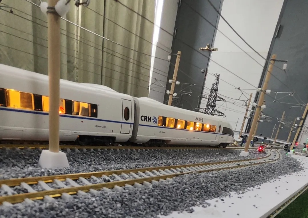 时速5.4公里，“迷你”动车组跑起来了！网友：这是高手