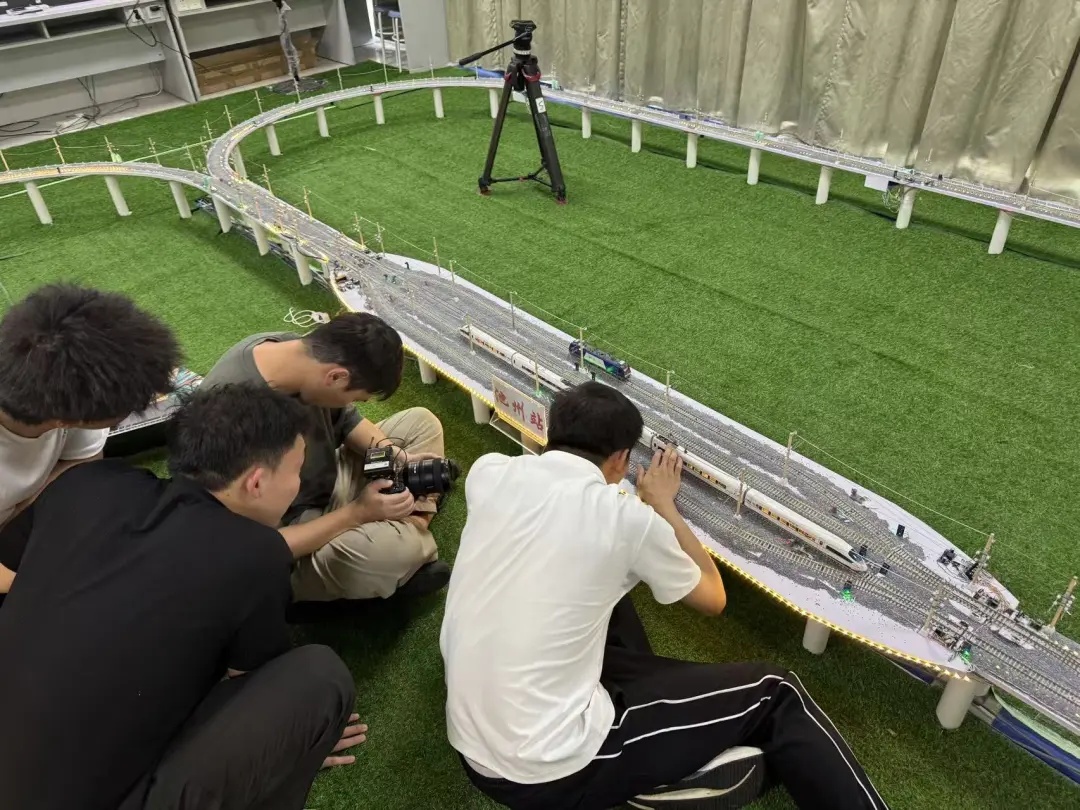 时速5.4公里，“迷你”动车组跑起来了！网友：这是高手