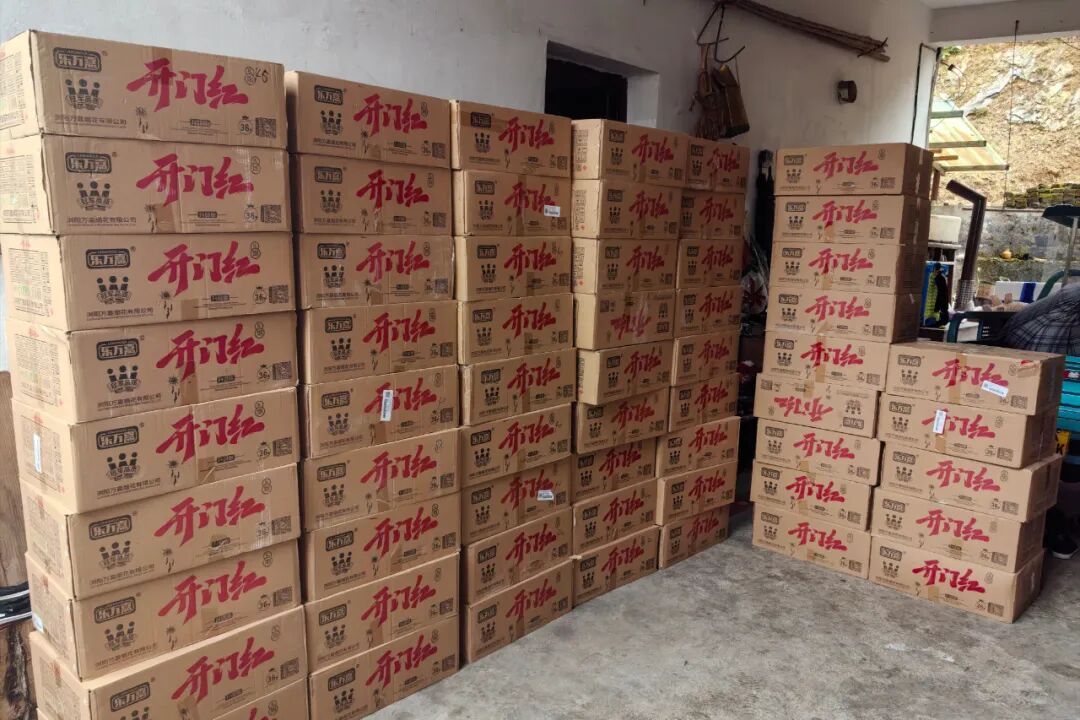 密密麻麻！女子囤2800公斤“年货”惊呆众人：过年我想赚一笔