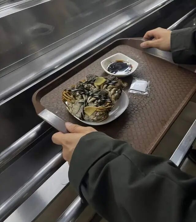 别人家的大学！华中科技大学食堂惊现8.8元“良心蟹”！学生：去晚就没了！