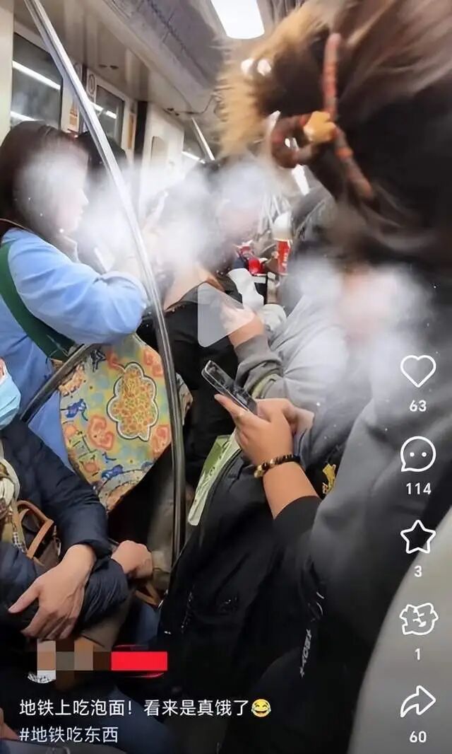乘客在地铁车厢内吃泡面？地铁客服回应：禁止饮食，举报即查！