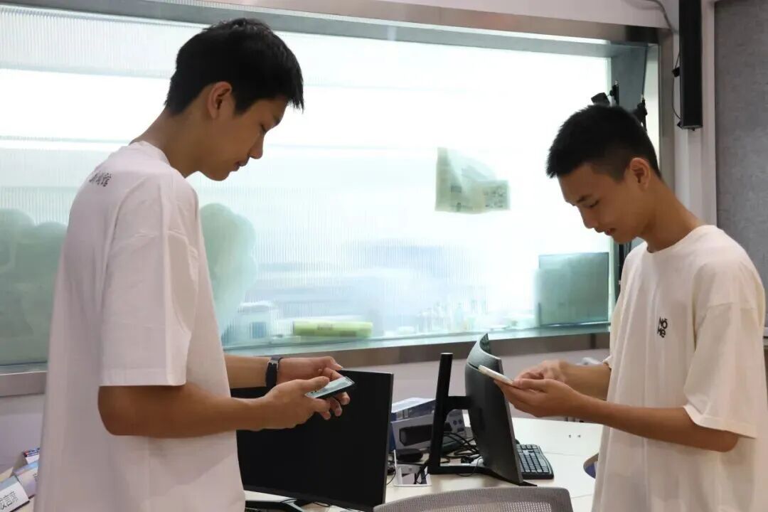 张展硕接受央视采访“抢”过话筒采访队友:尊重下我的专业好吗?网友:爱了爱了 张展硕接受央视采访“抢”过话筒采访队友:尊重下我的专业好吗?网友:爱了爱了