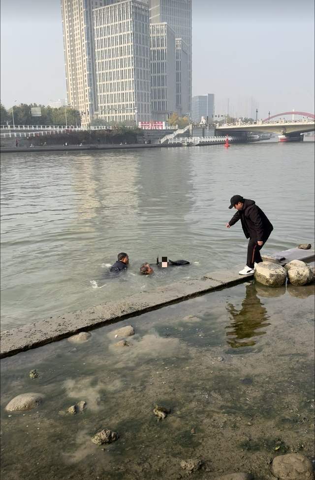 天津一女子不慎掉进河中，两位65岁老人跳水救人