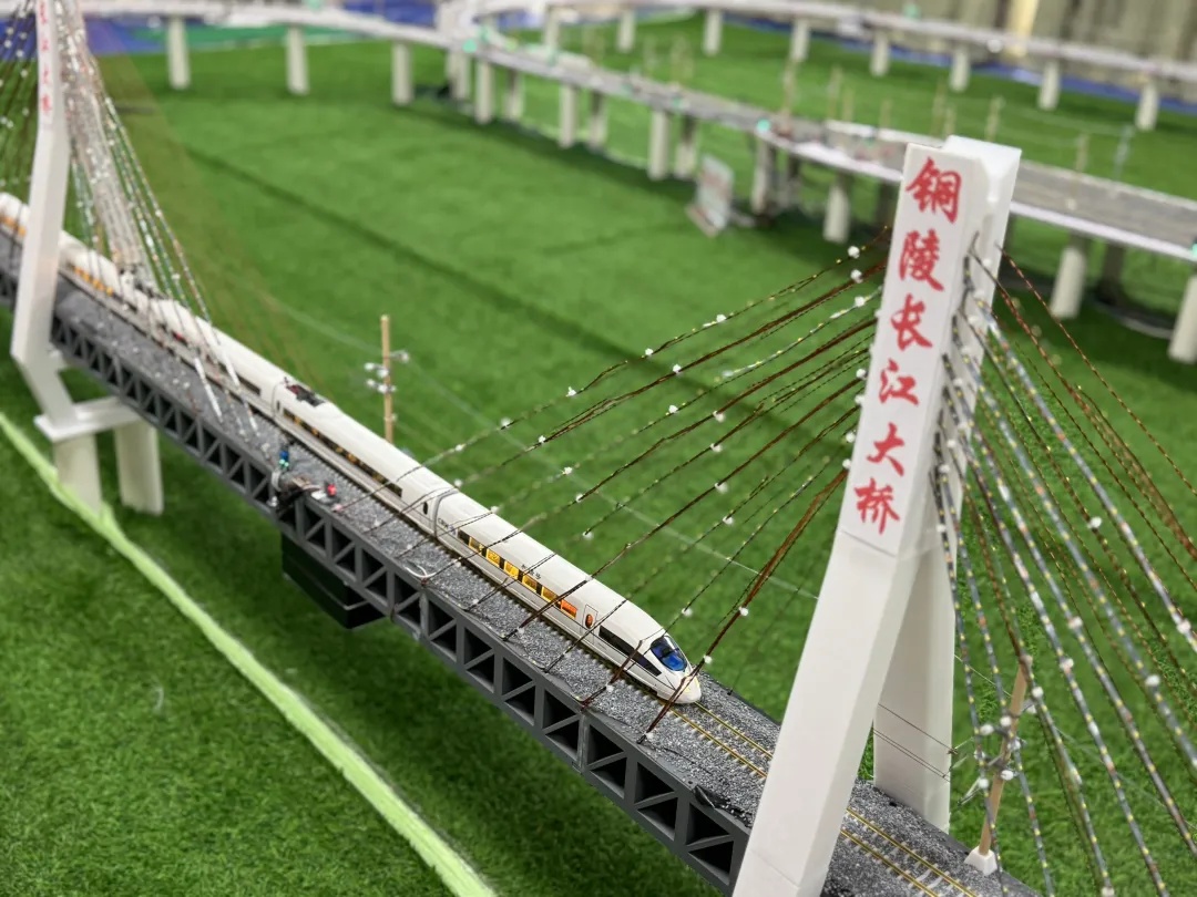 时速5.4公里，“迷你”动车组跑起来了！网友：这是高手