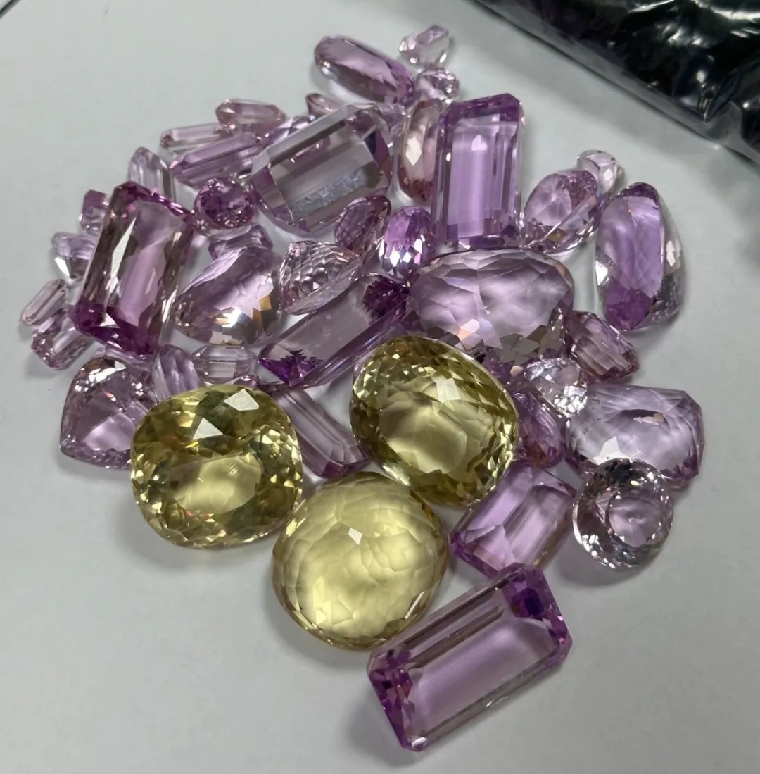 广州海关查获1人携带祖母绿、红宝石、蓝宝石等10973颗宝石入境,价值约151万元 广州海关查获1人携带祖母绿、红宝石、蓝宝石等10973颗宝石入境,价值约151万元