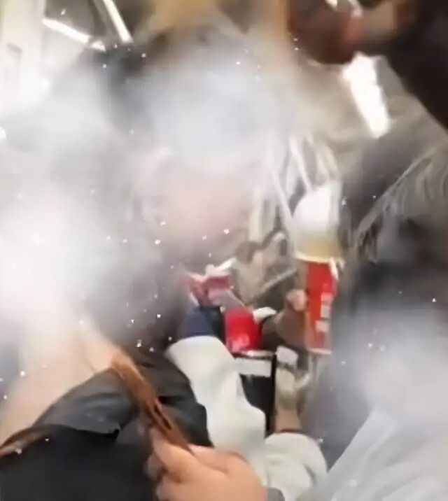 乘客在地铁车厢内吃泡面？地铁客服回应：禁止饮食，举报即查！