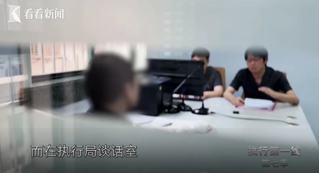 “我在等爱情”，上海网红爷叔每晚站在桥下走红，真实情况却令人大跌眼镜……