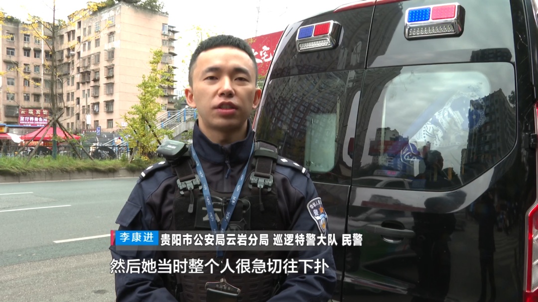 暖心！贵阳一对母女下楼梯不慎一脚踩空，眼看意外要发生，他出现了.....