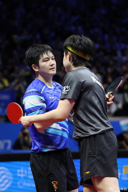 点赞！樊振东王楚钦握手致意