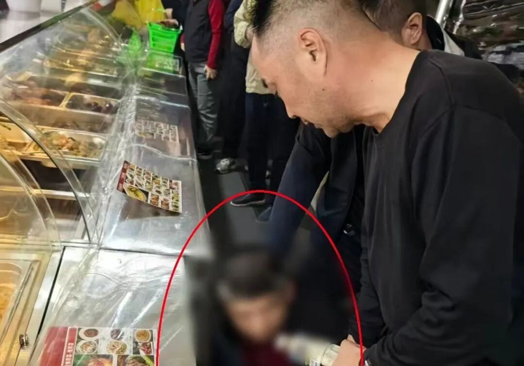 上海一男子穿裙子、戴假发去卤鹅店偷窃,被警方抓获 上海一男子穿裙子、戴假发去卤鹅店偷窃,被警方抓获