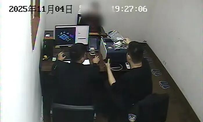 上海一男子穿裙子、戴假发去卤鹅店偷窃,被警方抓获 上海一男子穿裙子、戴假发去卤鹅店偷窃,被警方抓获