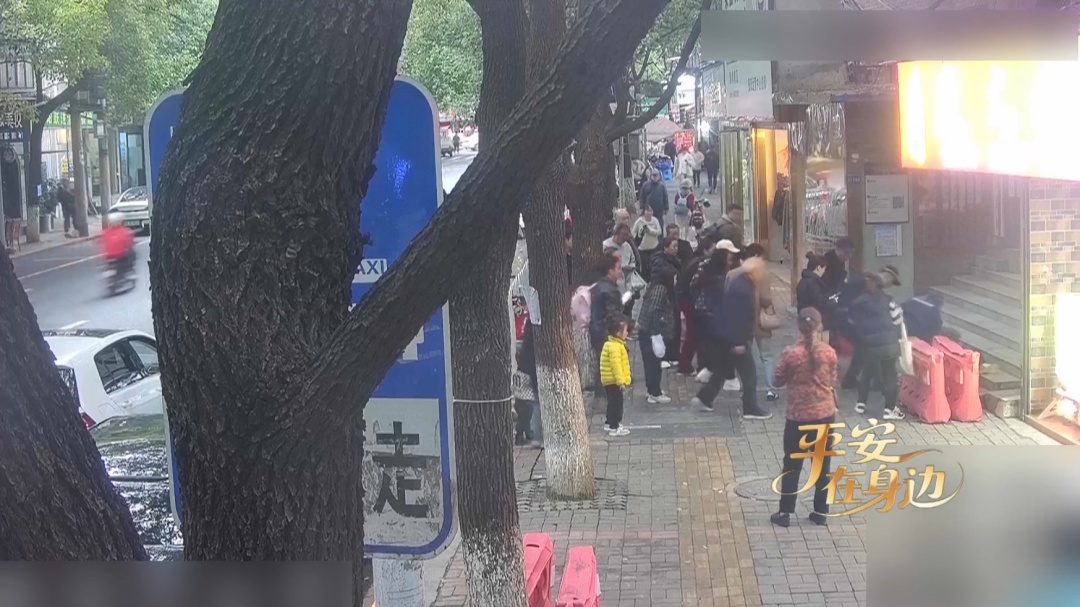 暖心！贵阳一对母女下楼梯不慎一脚踩空，眼看意外要发生，他出现了.....