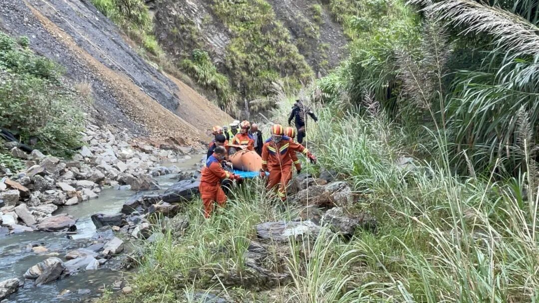 吓人!“摩托侠”被甩下60米悬崖 吓人!“摩托侠”被甩下60米悬崖