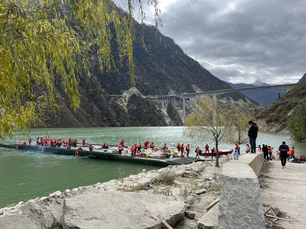 “货车司机及时发现并上报,当地快速管制后免于伤亡” “货车司机及时发现并上报,当地快速管制后免于伤亡”
