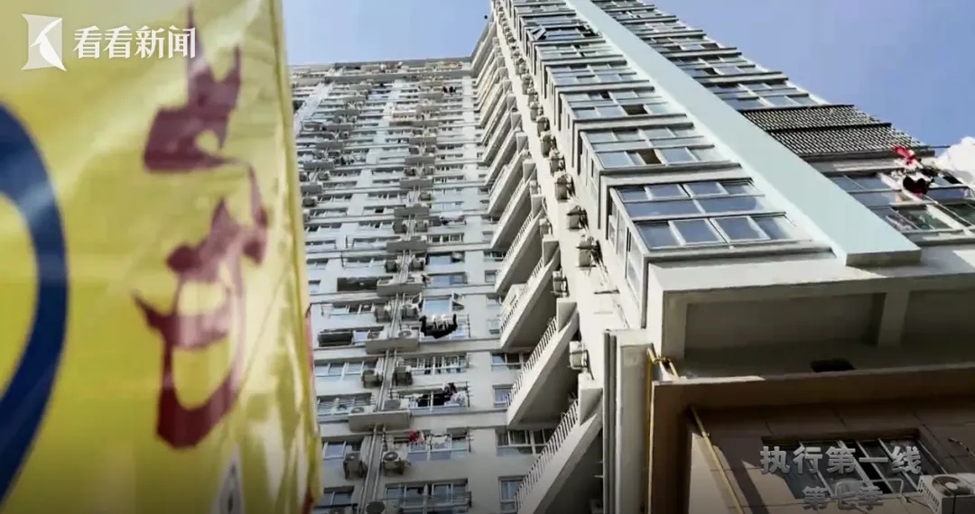 “我在等爱情”，上海网红爷叔每晚站在桥下走红，真实情况却令人大跌眼镜……