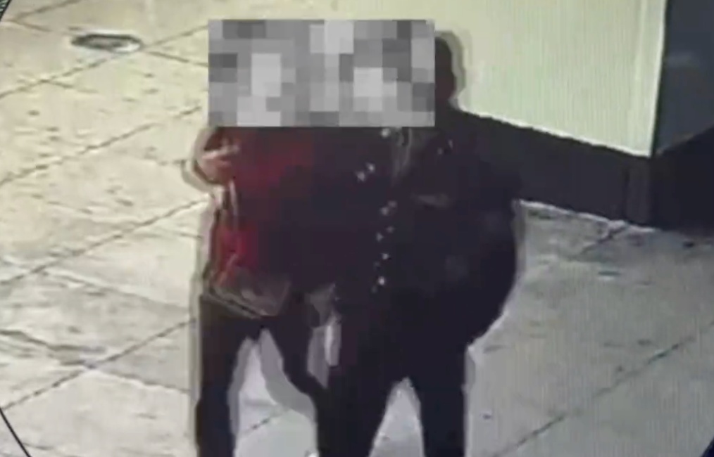 离谱！网购这身服装在高铁站见女友？警方：拘！