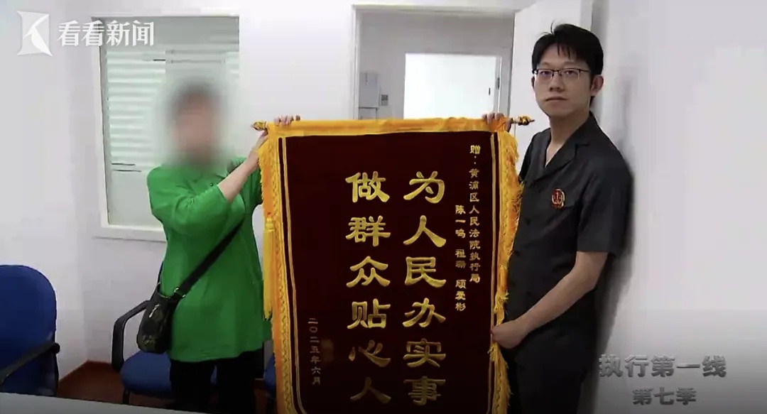 “我在等爱情”，上海网红爷叔每晚站在桥下走红，真实情况却令人大跌眼镜……