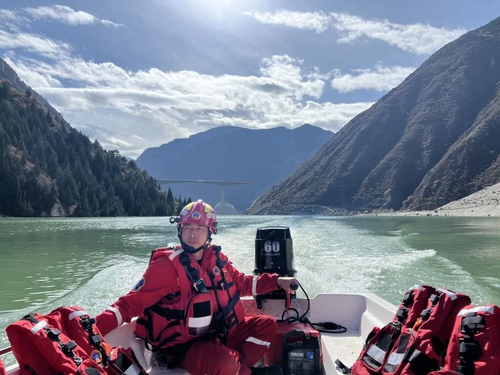 “货车司机及时发现并上报,当地快速管制后免于伤亡” “货车司机及时发现并上报,当地快速管制后免于伤亡”