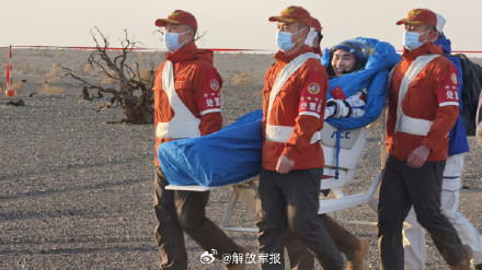 高清组图：神舟二十号航天员乘组出舱瞬间！