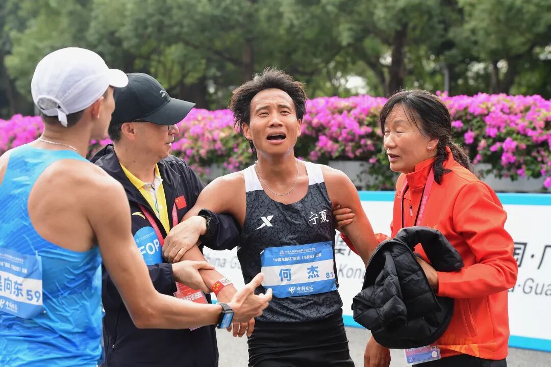 全运会史上首场跨境马拉松何杰夺金,赛后倒地大哭:两个月2000公里,我做到了! 全运会史上首场跨境马拉松何杰夺金,赛后倒地大哭:两个月2000公里,我做到了!