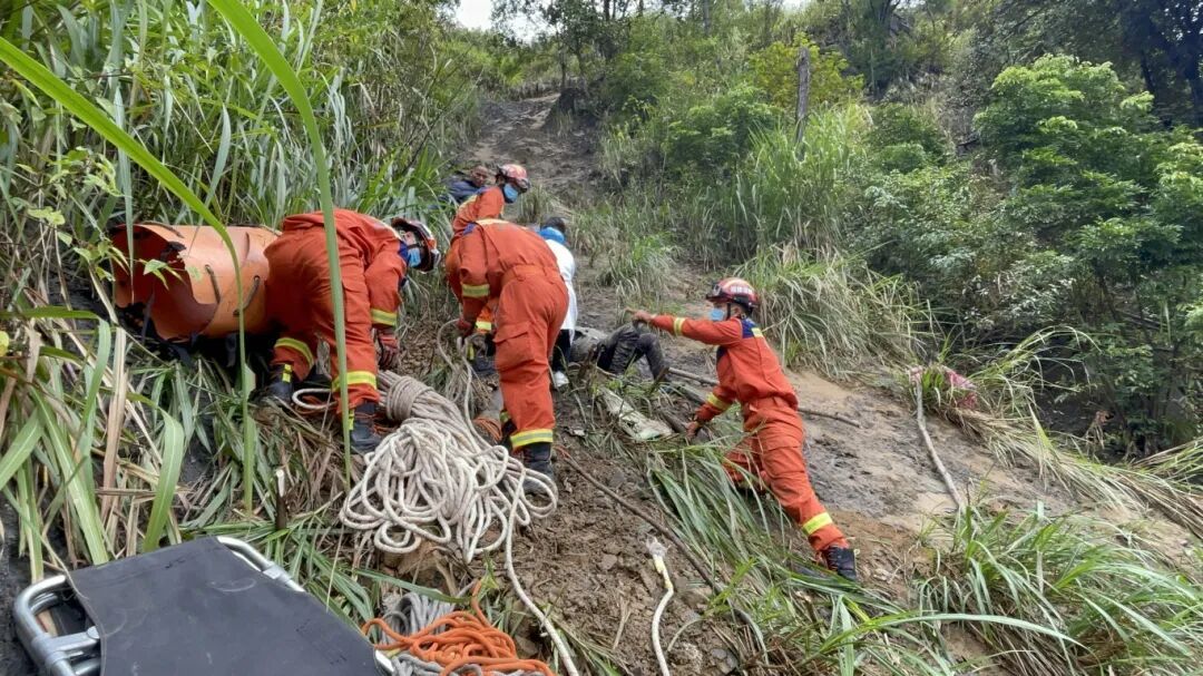 吓人!“摩托侠”被甩下60米悬崖 吓人!“摩托侠”被甩下60米悬崖
