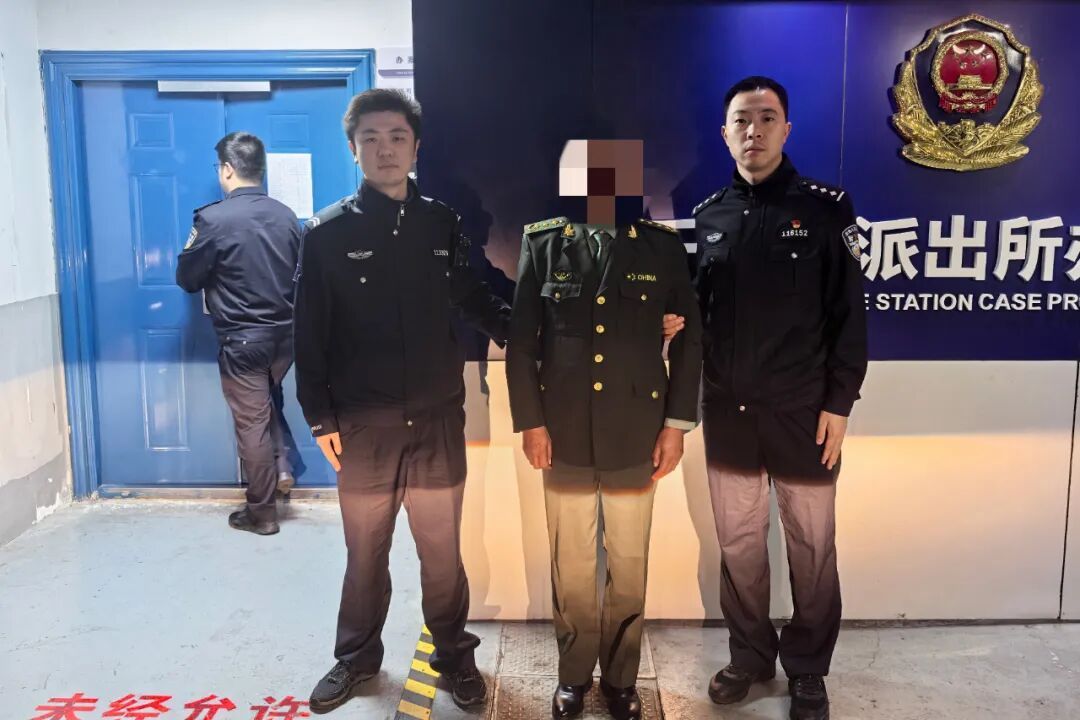 离谱！网购这身服装在高铁站见女友？警方：拘！