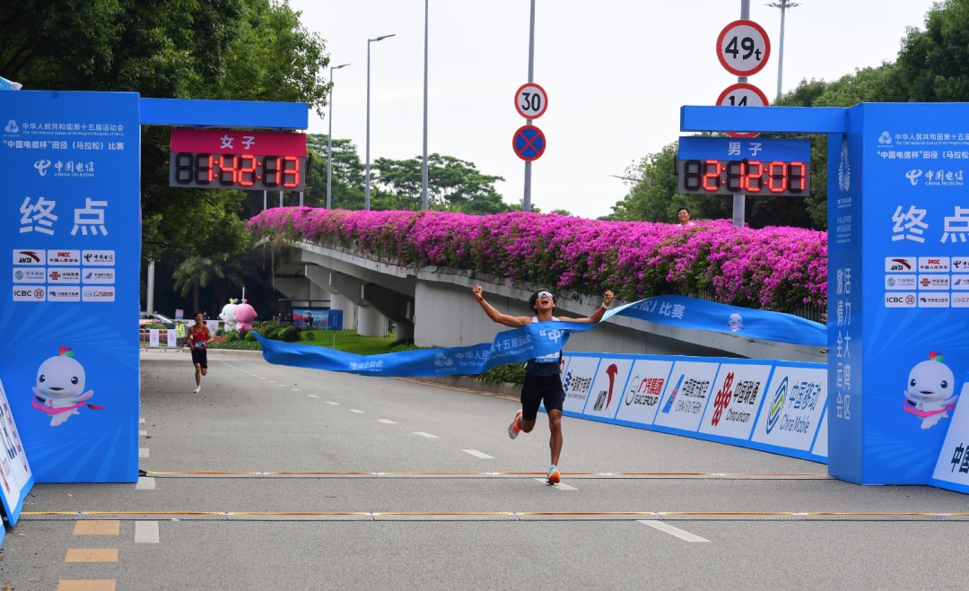全运会史上首场跨境马拉松何杰夺金,赛后倒地大哭:两个月2000公里,我做到了! 全运会史上首场跨境马拉松何杰夺金,赛后倒地大哭:两个月2000公里,我做到了!