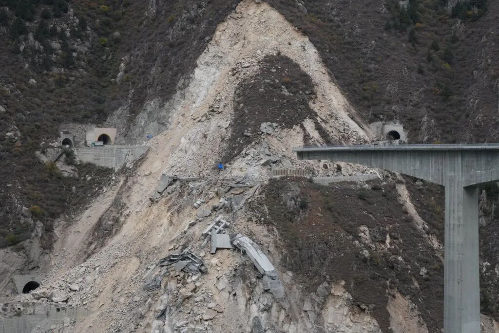 “货车司机及时发现并上报,当地快速管制后免于伤亡” “货车司机及时发现并上报,当地快速管制后免于伤亡”