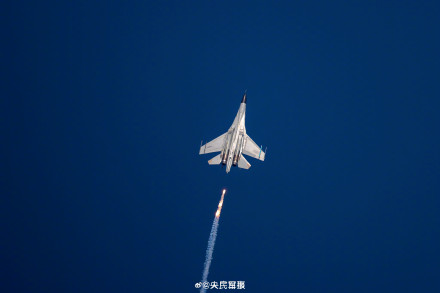 转存收藏!中国战机与蓝天适配度太高了 转存收藏!中国战机与蓝天适配度太高了