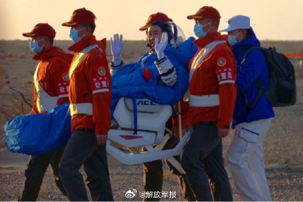 高清组图：神舟二十号航天员乘组出舱瞬间！