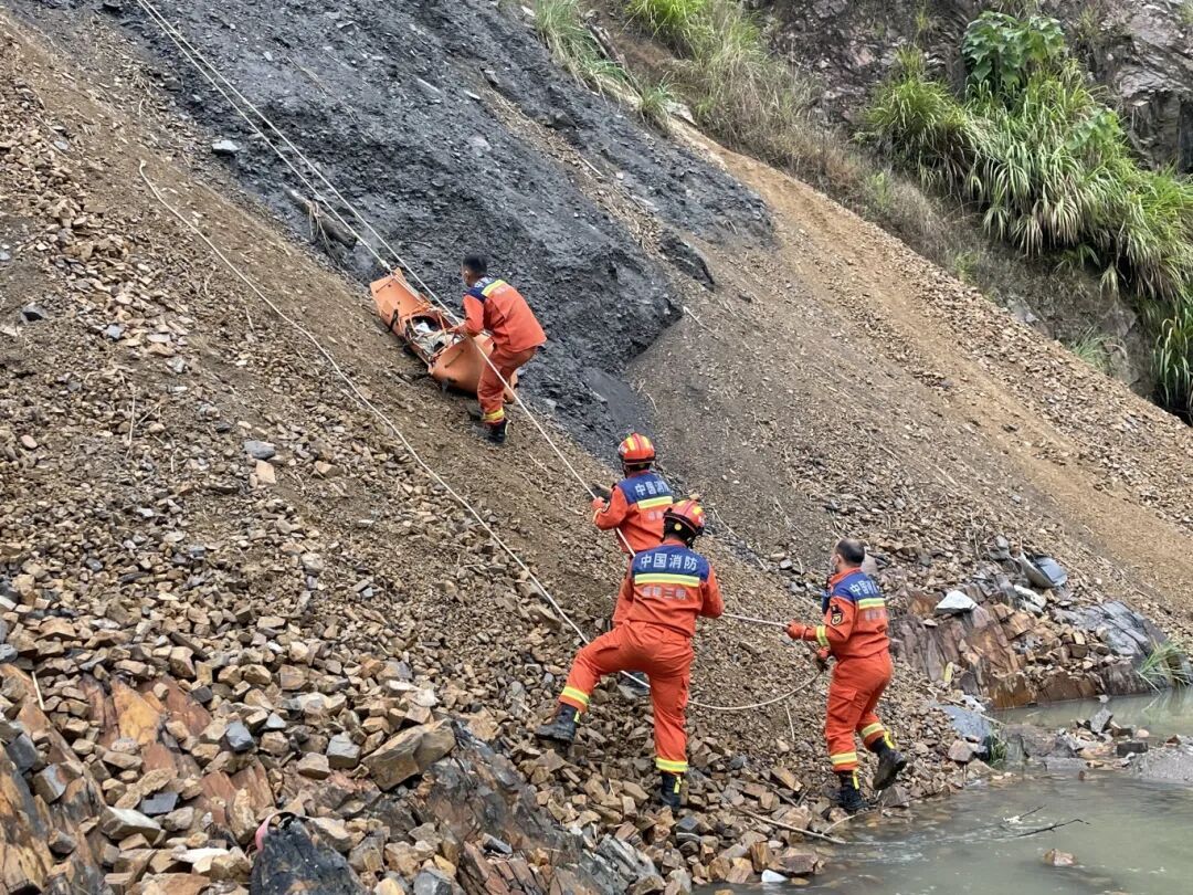 吓人!“摩托侠”被甩下60米悬崖 吓人!“摩托侠”被甩下60米悬崖