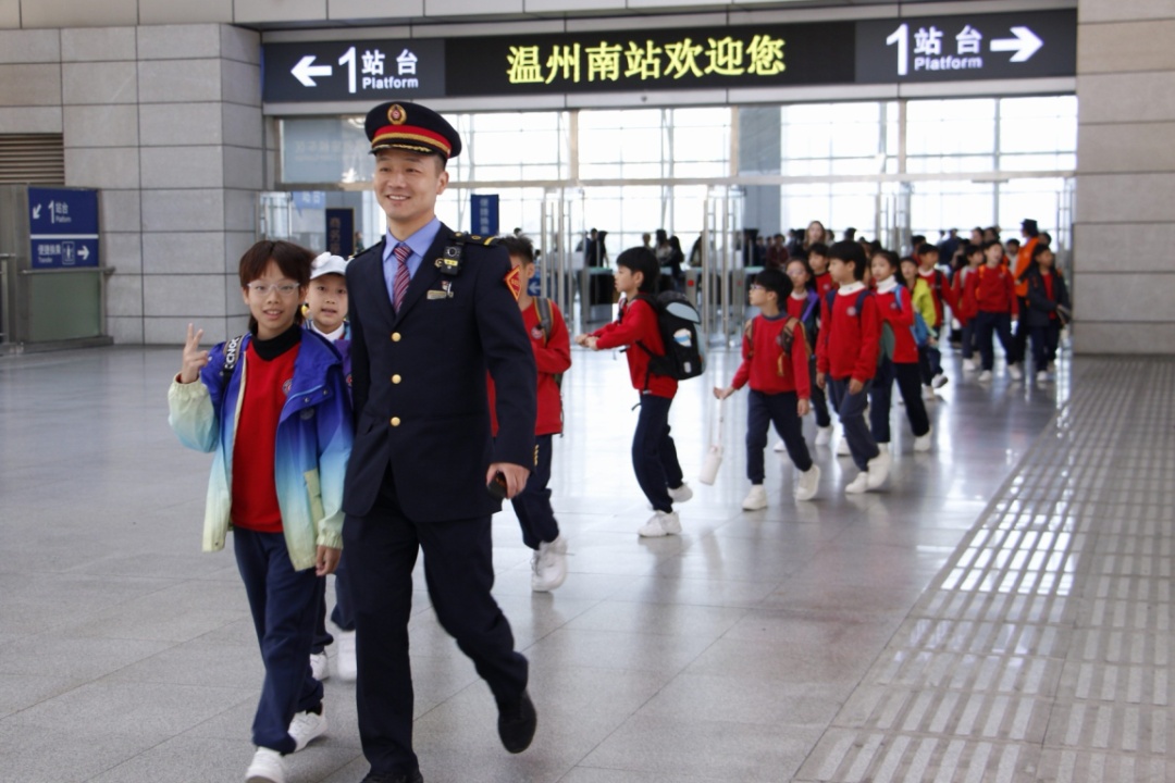 温州孩子的秋假来了！机场、动车站是这样的……