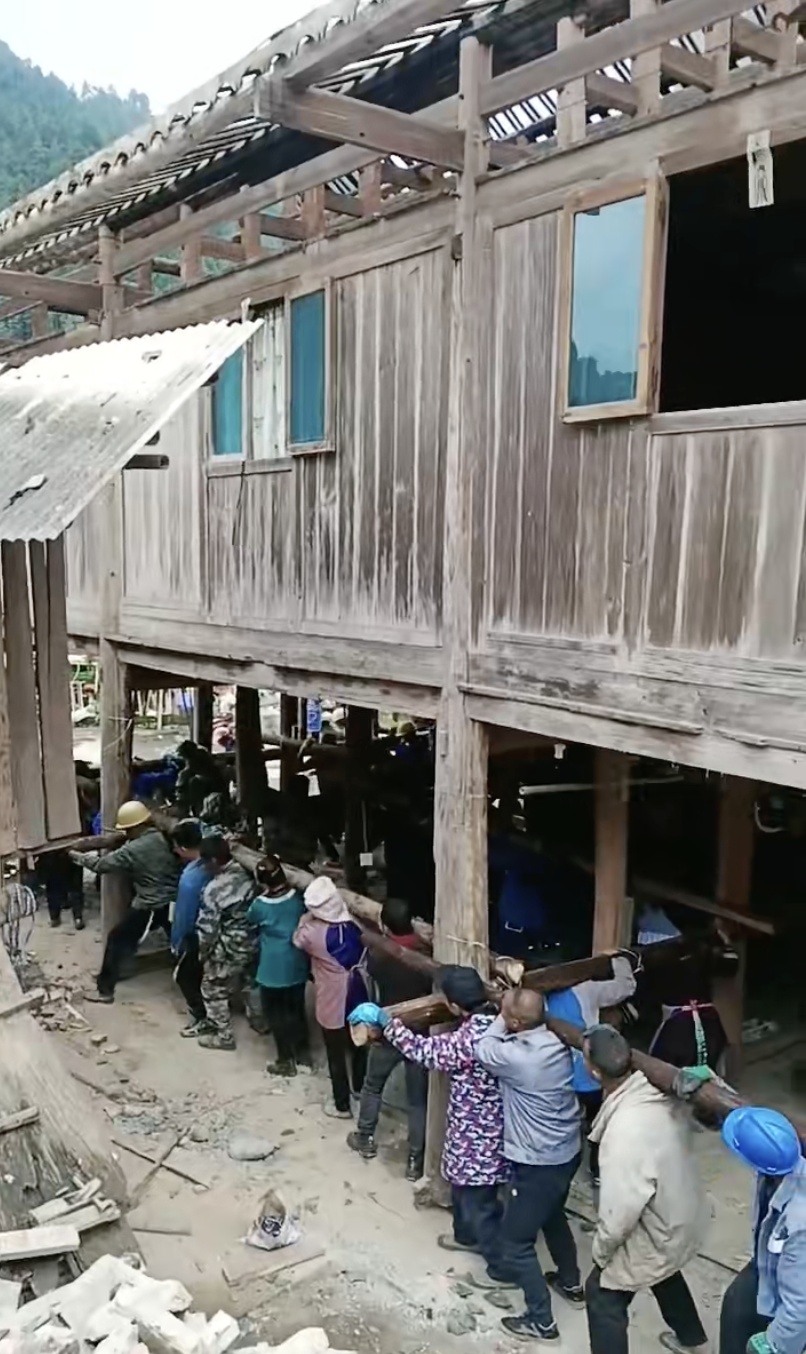 “搬完请全村吃饭!”上百人扛起6吨木屋,说走就走 “搬完请全村吃饭!”上百人扛起6吨木屋,说走就走
