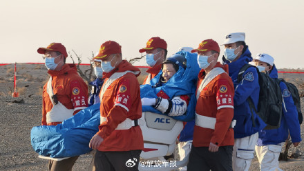 高清组图：神舟二十号航天员乘组出舱瞬间！