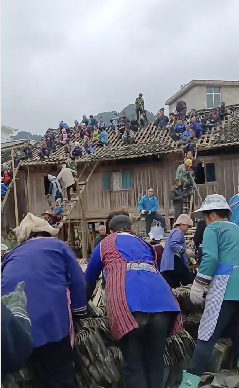 “搬完请全村吃饭!”上百人扛起6吨木屋,说走就走 “搬完请全村吃饭!”上百人扛起6吨木屋,说走就走