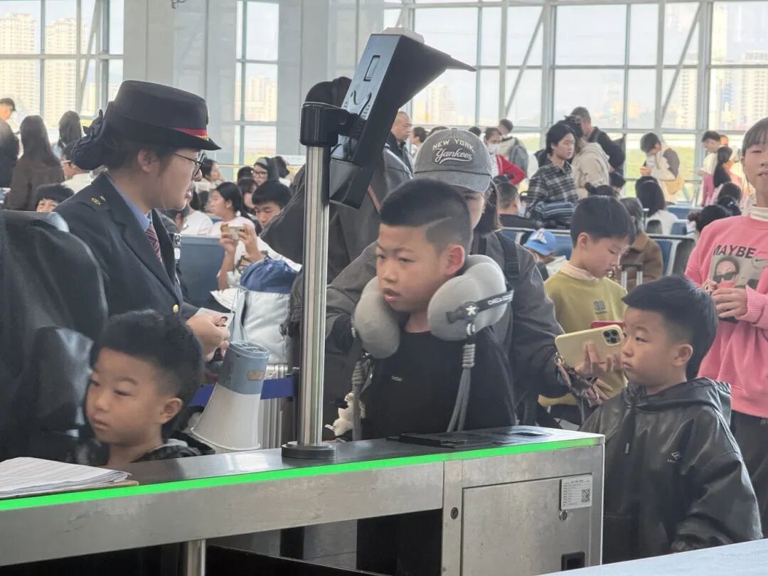 温州孩子的秋假来了！机场、动车站是这样的……