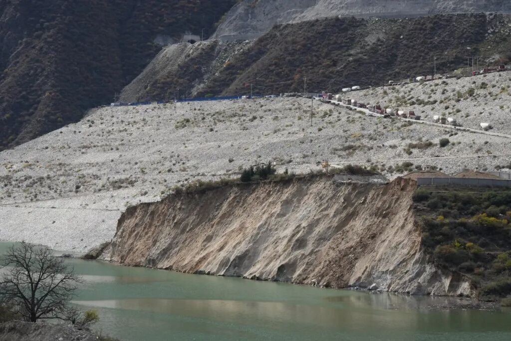 “货车司机及时发现并上报,当地快速管制后免于伤亡” “货车司机及时发现并上报,当地快速管制后免于伤亡”