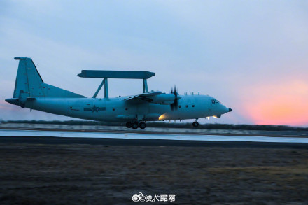酷!海军航空兵预警指挥训练大片来了 酷!海军航空兵预警指挥训练大片来了