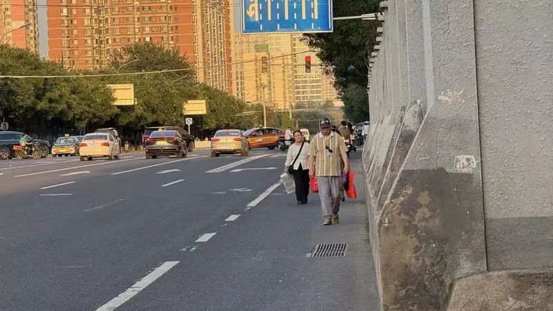 走着走着就撞墙了！北京一公交站附近人行便道缺失，如何解？