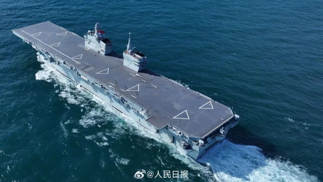 现场画面！海军四川舰顺利完成首次航行试验