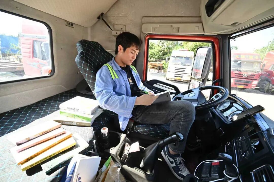 冲上热搜的劳动者｜集卡司机在4平方米移动“书房”读了400本书